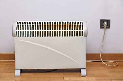 Elektrisches Heizgerät an einer Wand