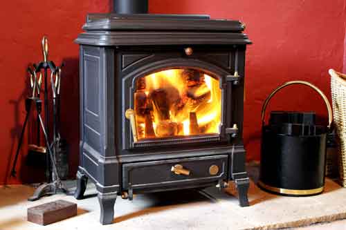 Holzofen mit sichtbarer Flamme